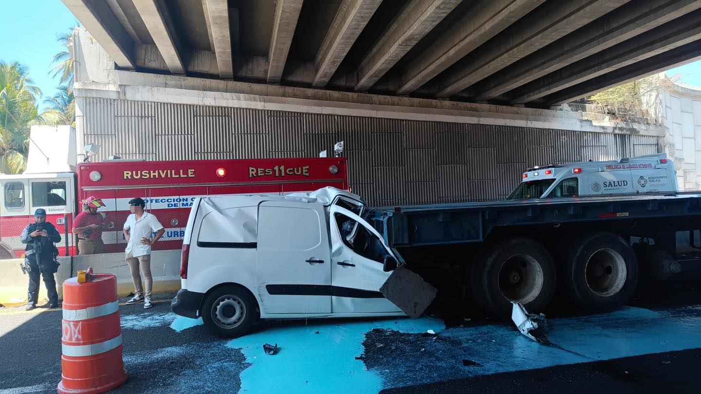 Accidente vehicular en la carretera de cuota Manzanillo-Colima