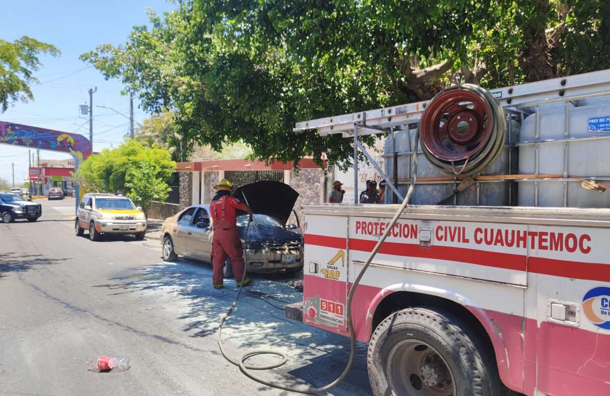 Se incendia un vehículo en  Cuauhtémoc, Colima
