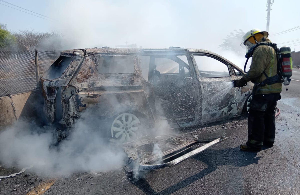 Reporte de Incendio en una Camioneta sobre la Autopista Colima-Manzanillo