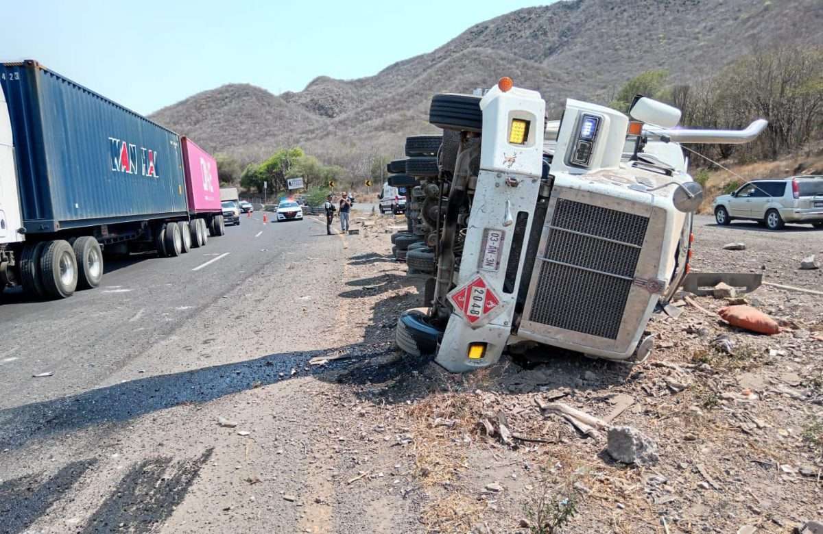 Accidente de Pipa con Derrame de Sustancia Inflamable en la Autopista Colima-Manzanillo